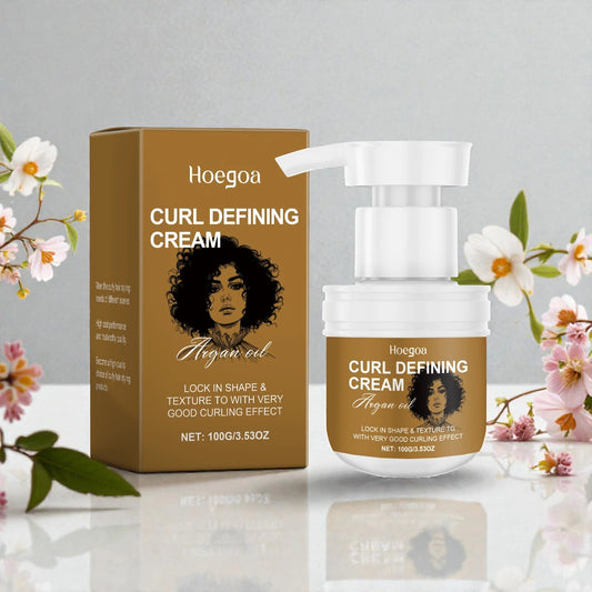 Crème définissante pour sublimer et structurer les boucles, offrant tenue et souplesse tout au long de la journée.